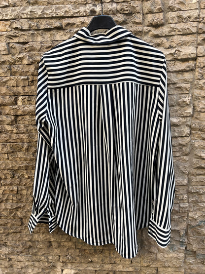 H&M. Blusa fluida rayas blancas y negras. T 38
