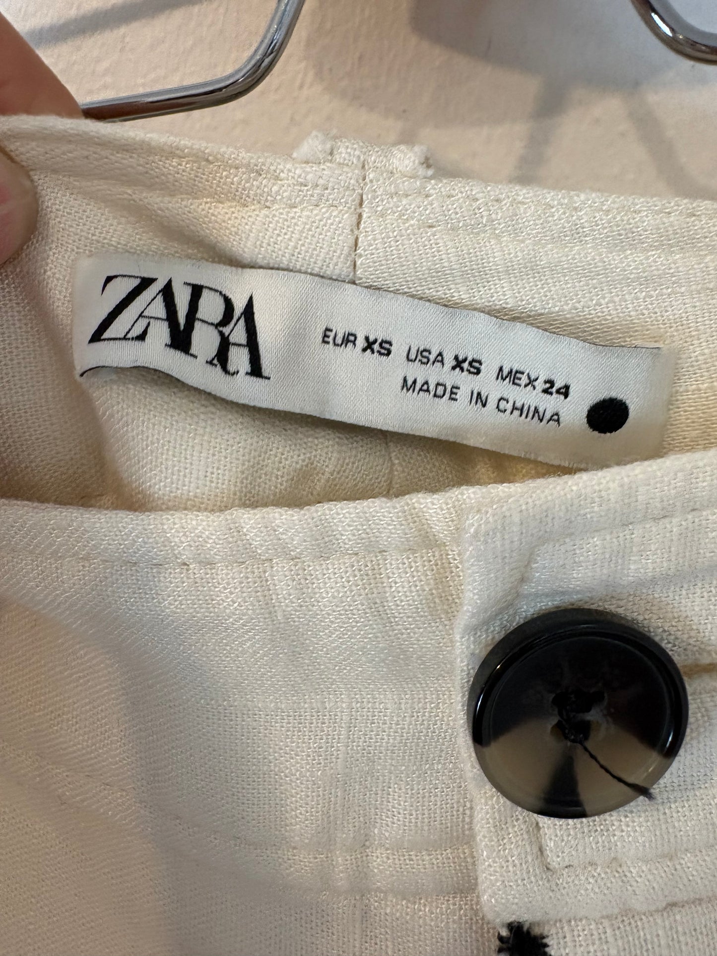 ZARA. Pantalón fluido detalle bordados. T XS