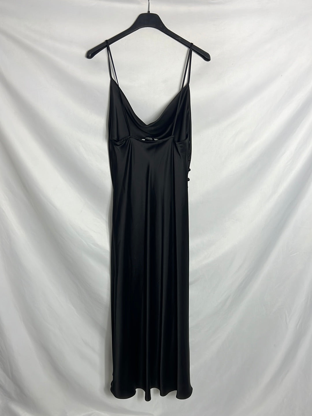 ZARA. Vestido midi negro satinado  botones. T S
