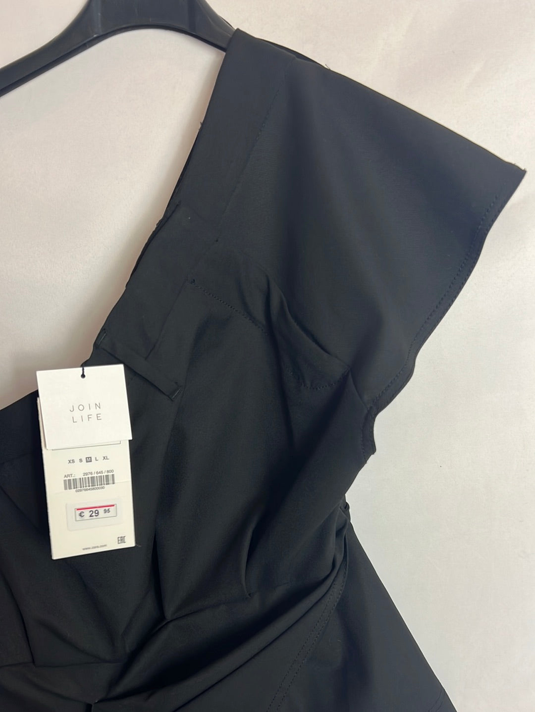 ZARA. Top negro asimétrico. T M