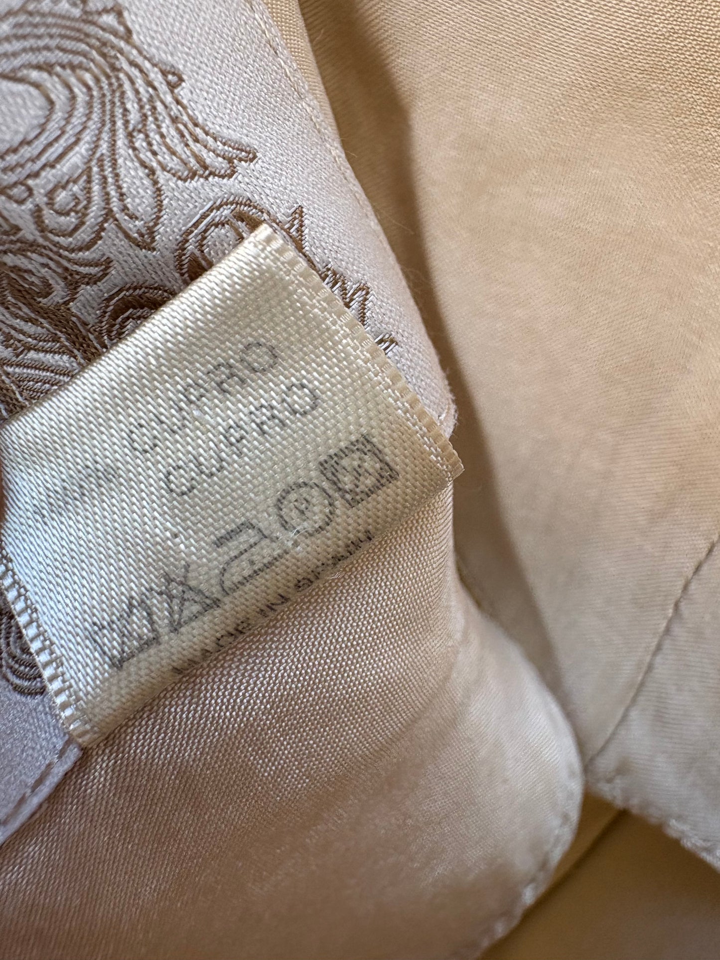 TBA. Vestido beige detalles