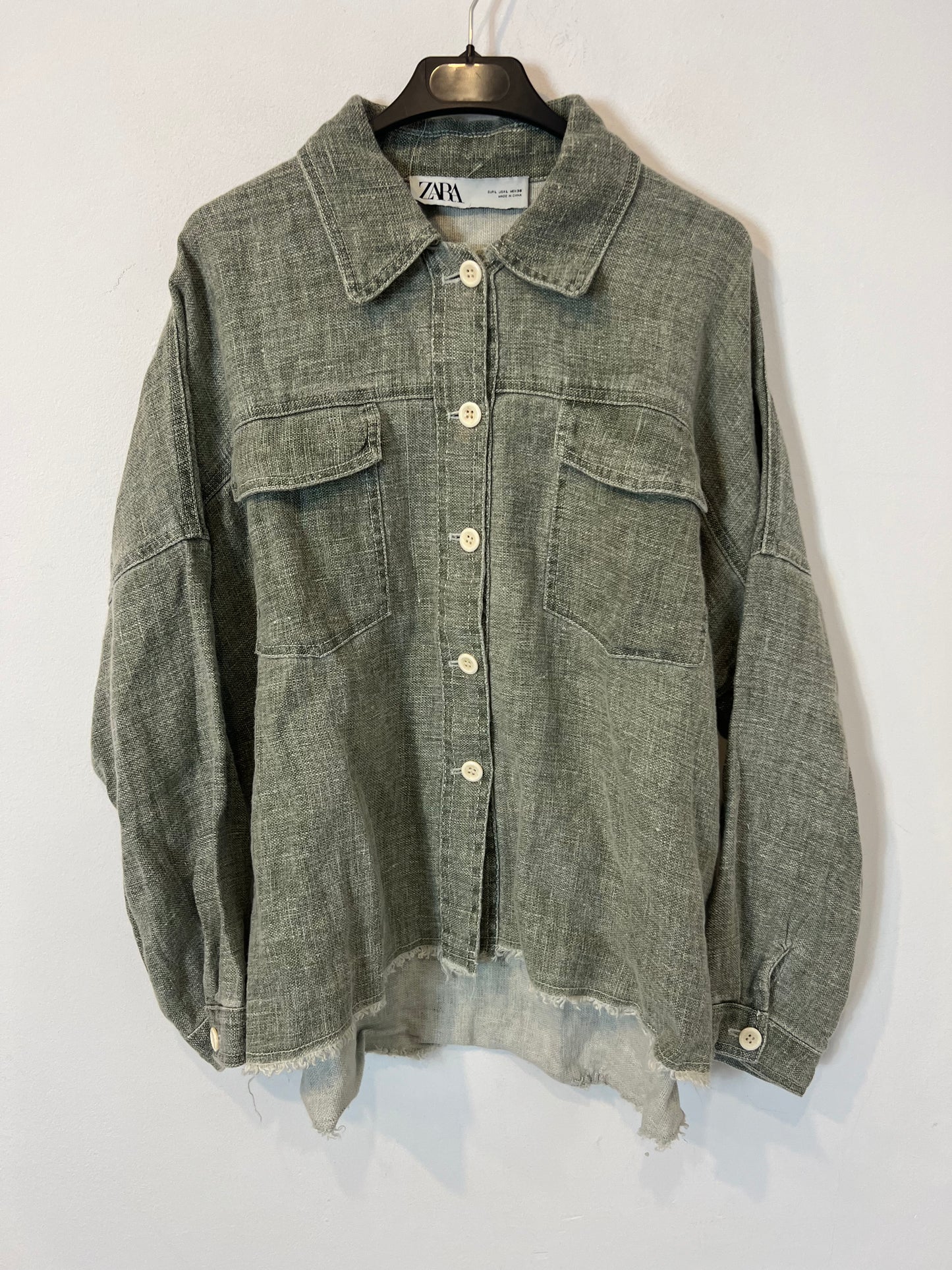 ZARA. Sobre camisa lino verde jaspeado. T L