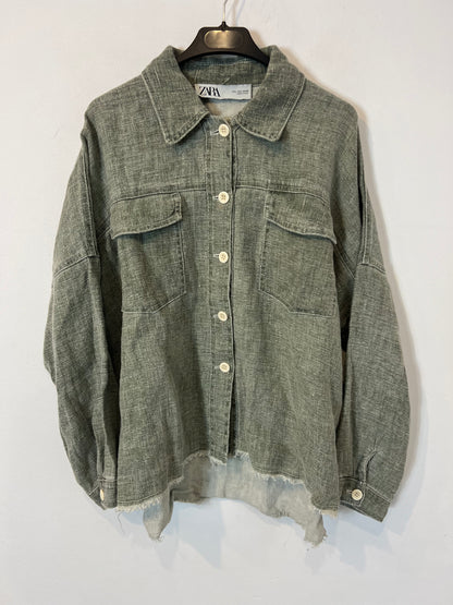 ZARA. Sobre camisa lino verde jaspeado. T L
