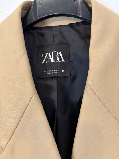 ZARA. Traje de chaqueta beige sastre