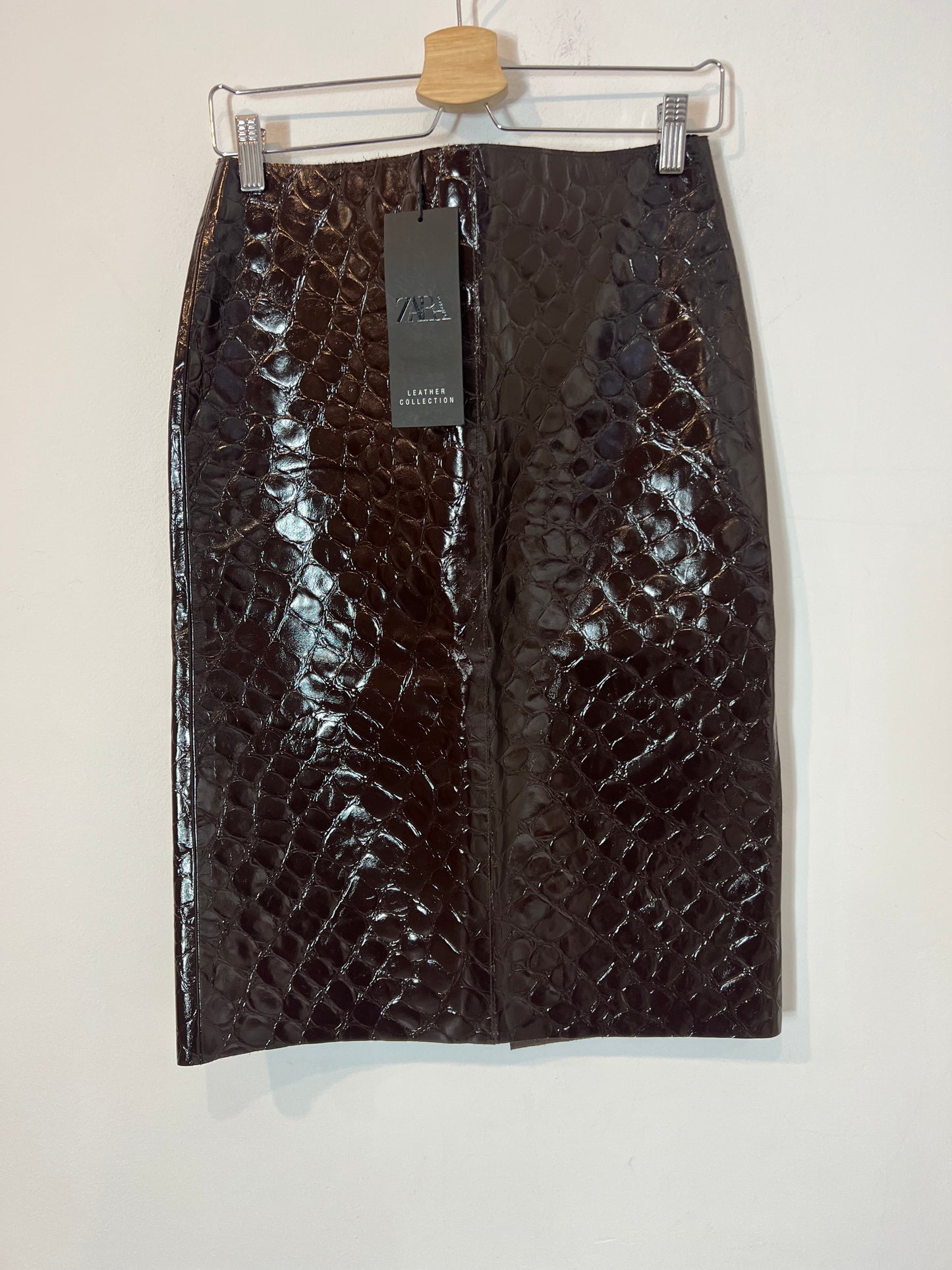 ZARA. Falda piel marrón brillante T.s