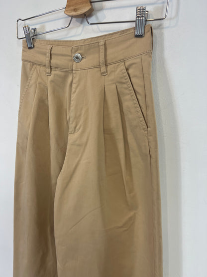 BERSHKA. Pantalón camel pinzas T.32