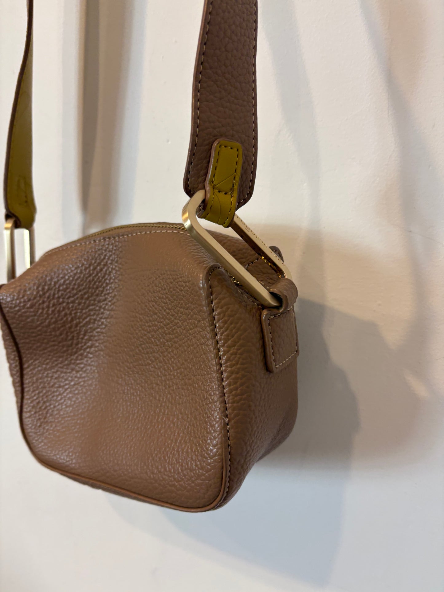 ADOLFO DOMINGUEZ. Bolso bandolera bicolor