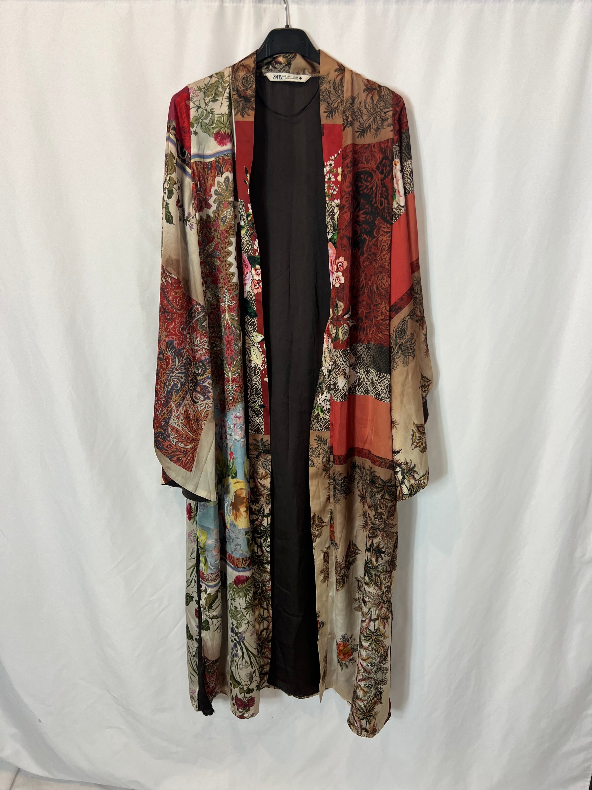 Flowing Ts printed kimono