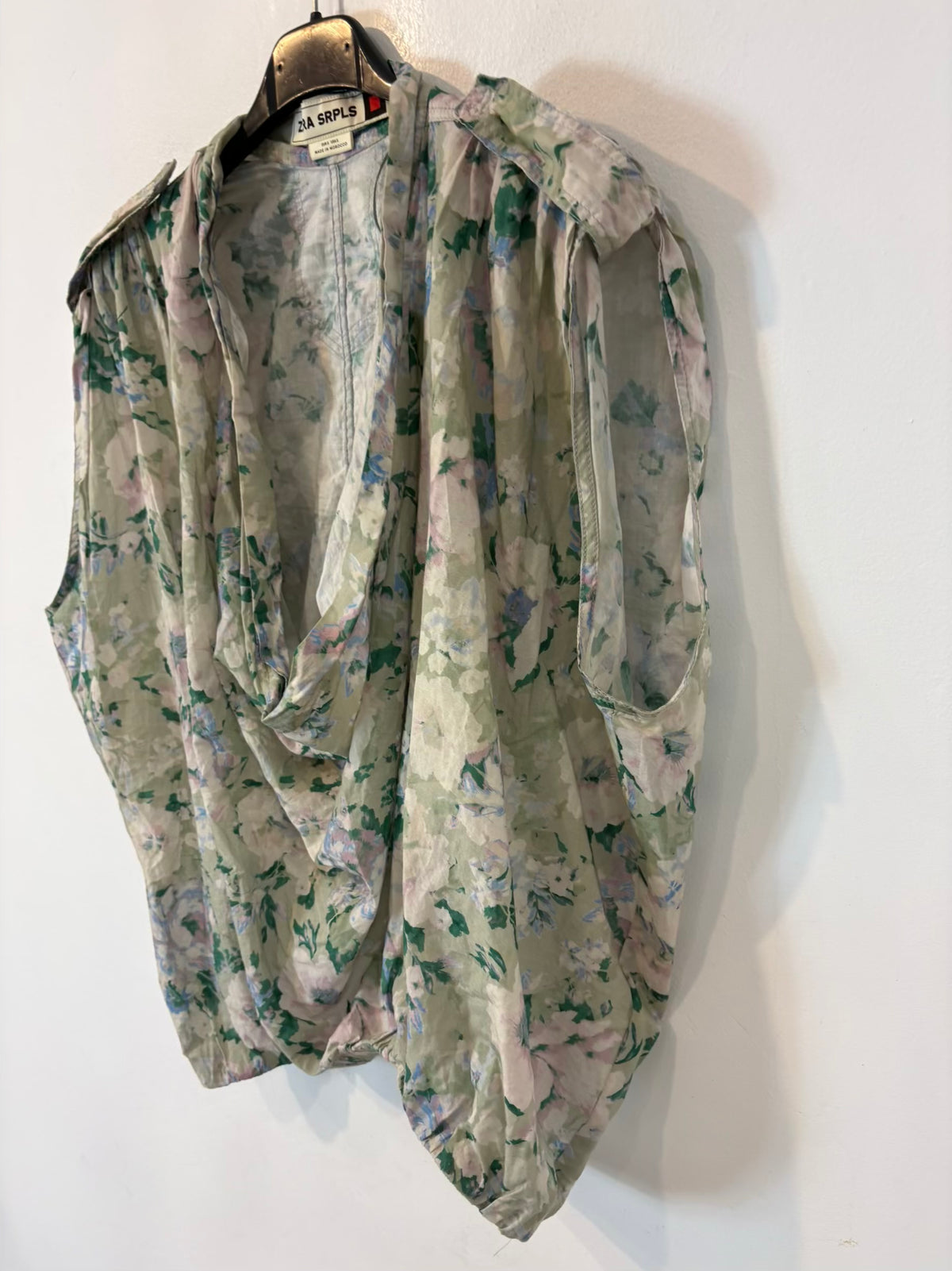 ZARA SRPLS. Top escote flores