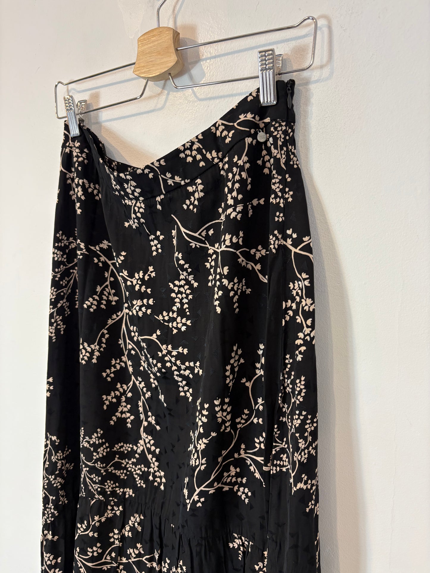 YERSE. Falda midi negra estampada asimétrica