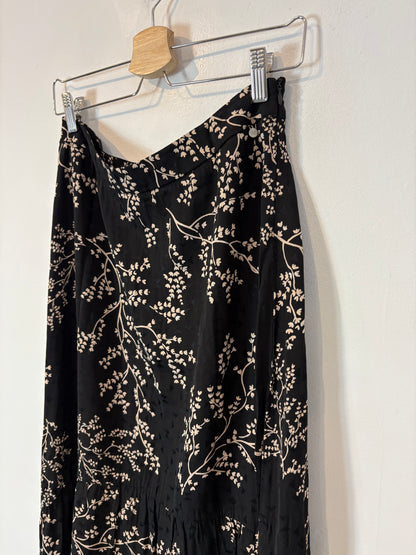 YERSE. Falda midi negra estampada asimétrica