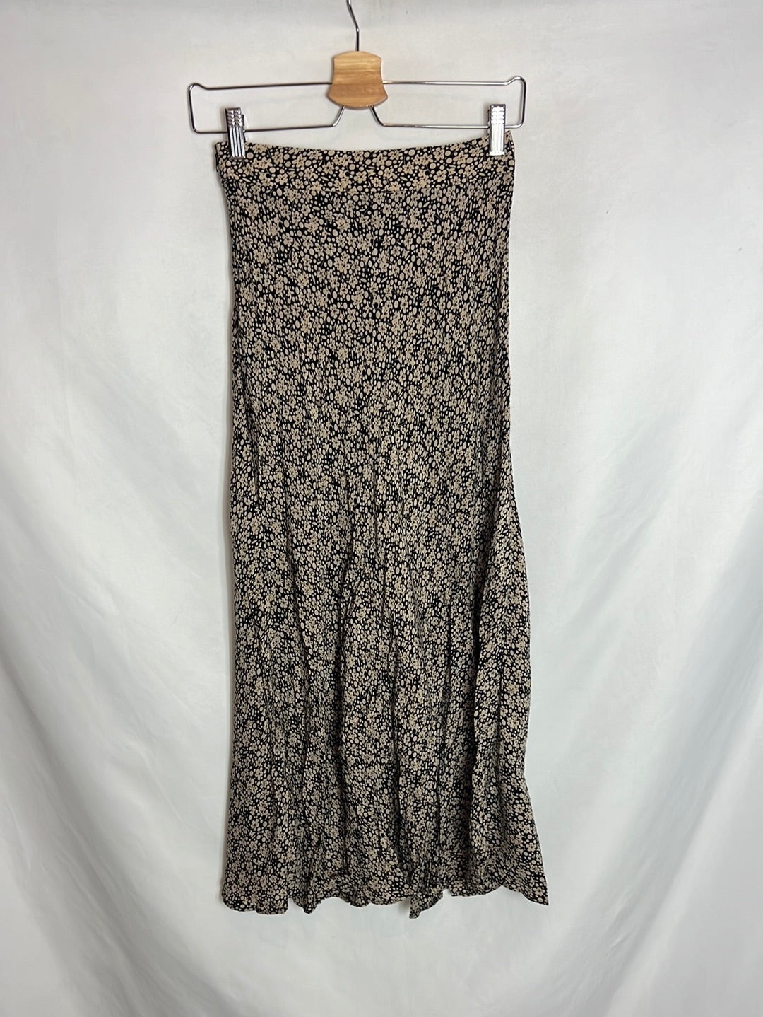 ZARA. Falda midi negra estampada. T XS