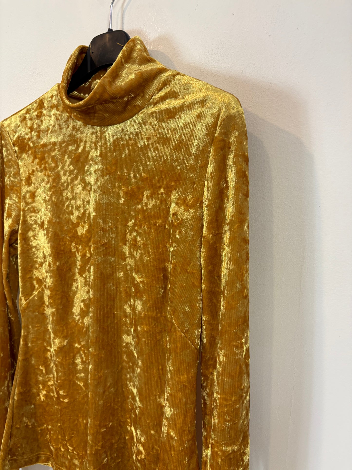 &OTHER STORIES. Top terciopelo mostaza T.36