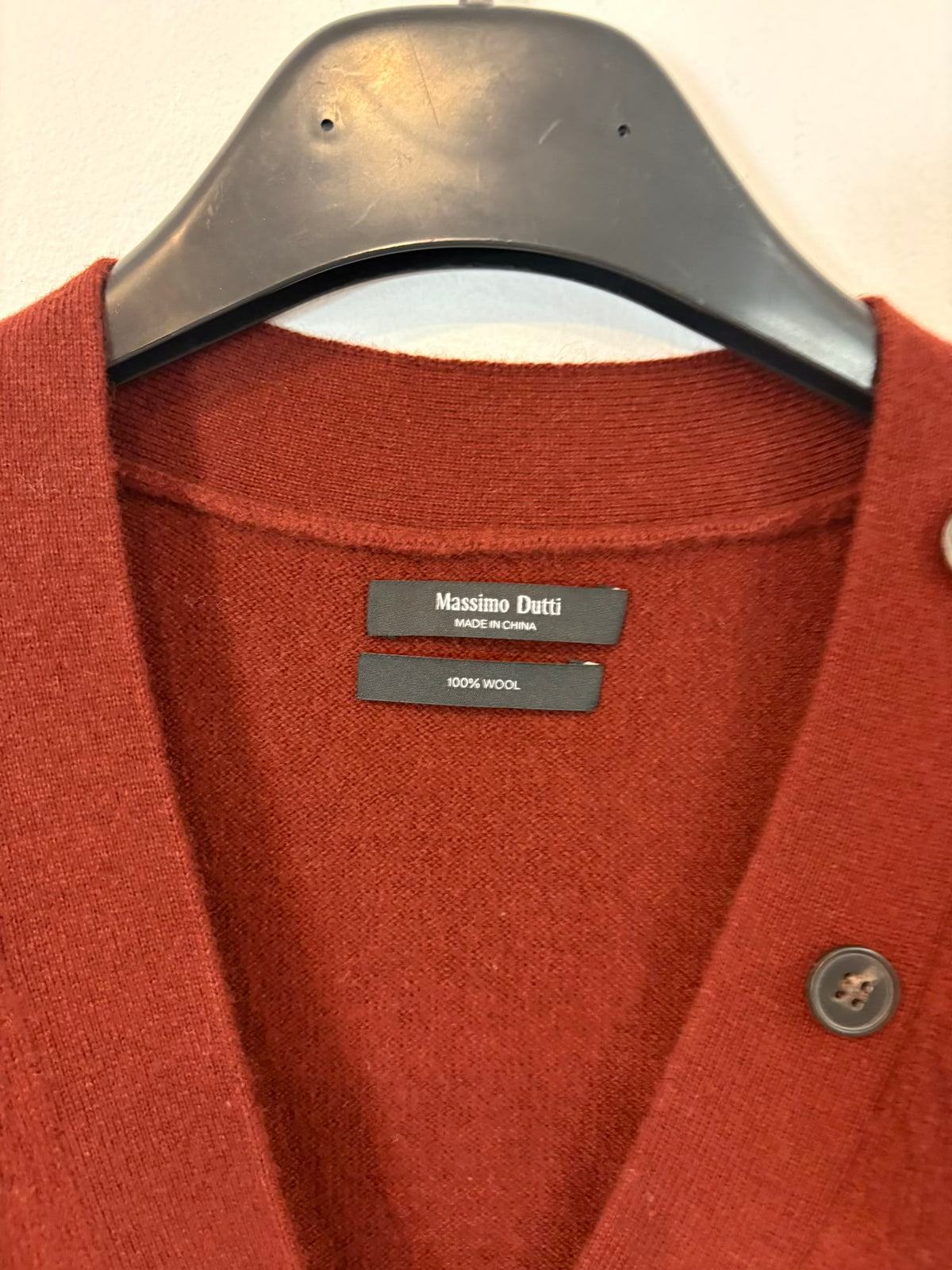 MASSIMO DUTTI. Chaleco burdeos lana con cuello extraible