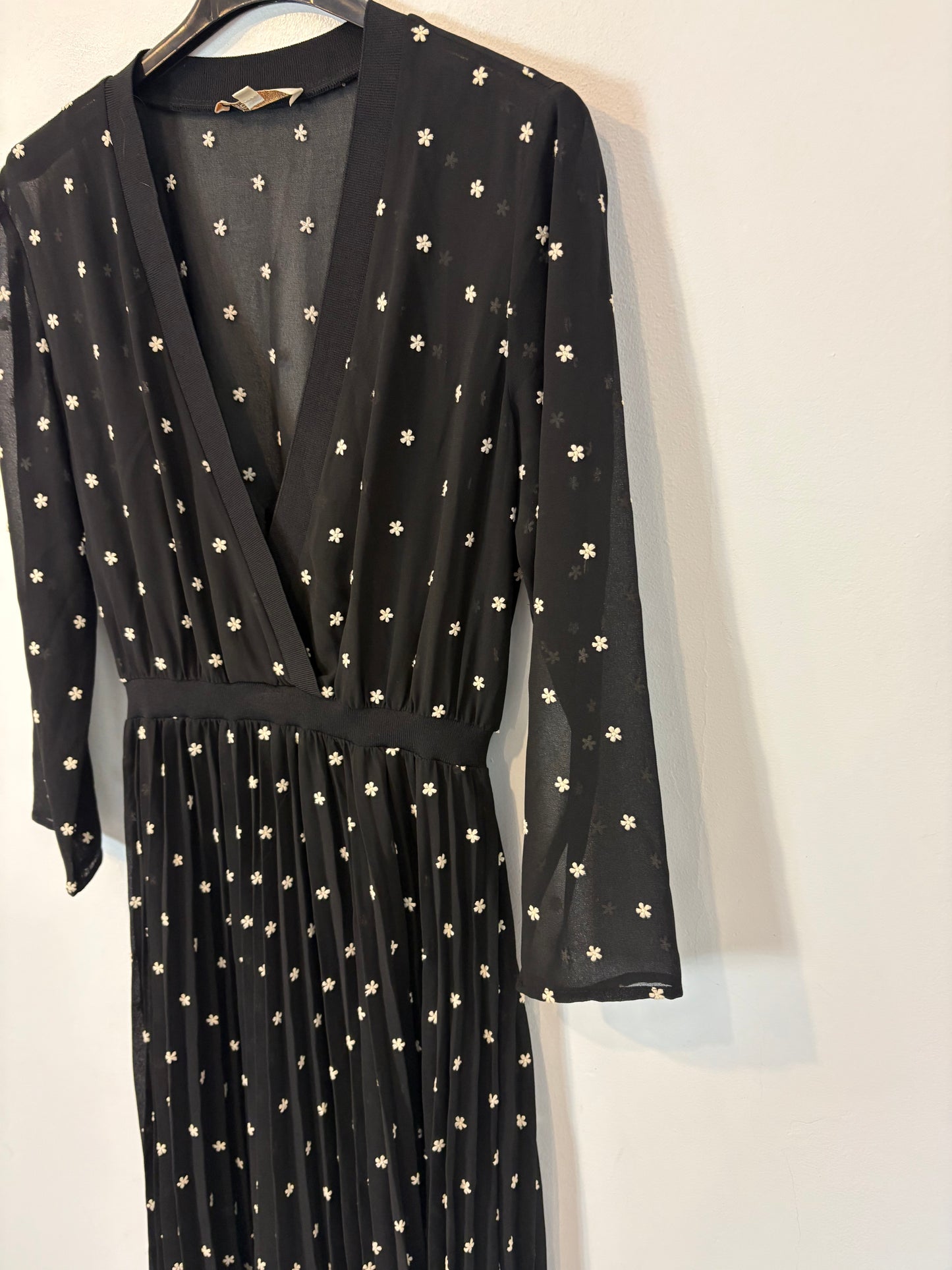 MAJE. Vestido midi plisado asimétrico