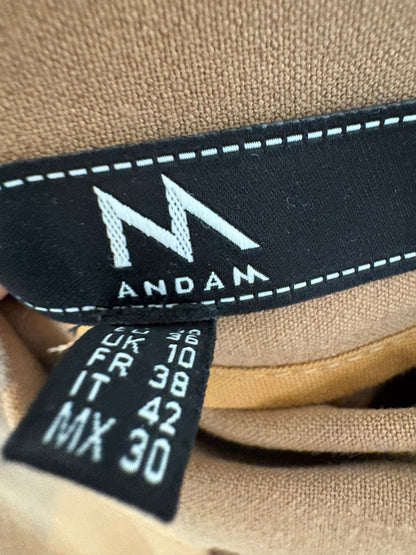 Total look pantalón y chaleco camel