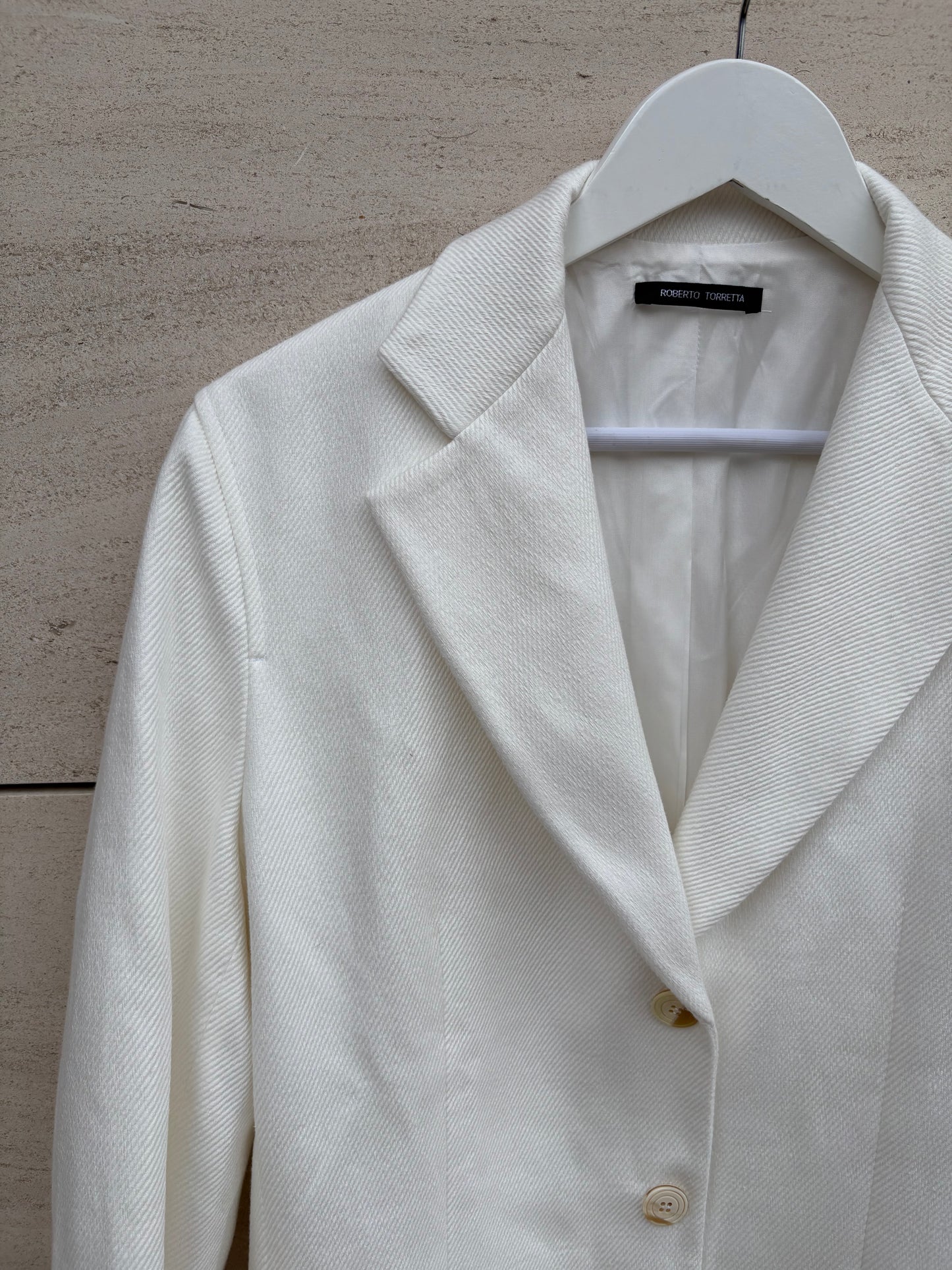 ROBERTO TORRETTA. Chaqueta larga blanca textura