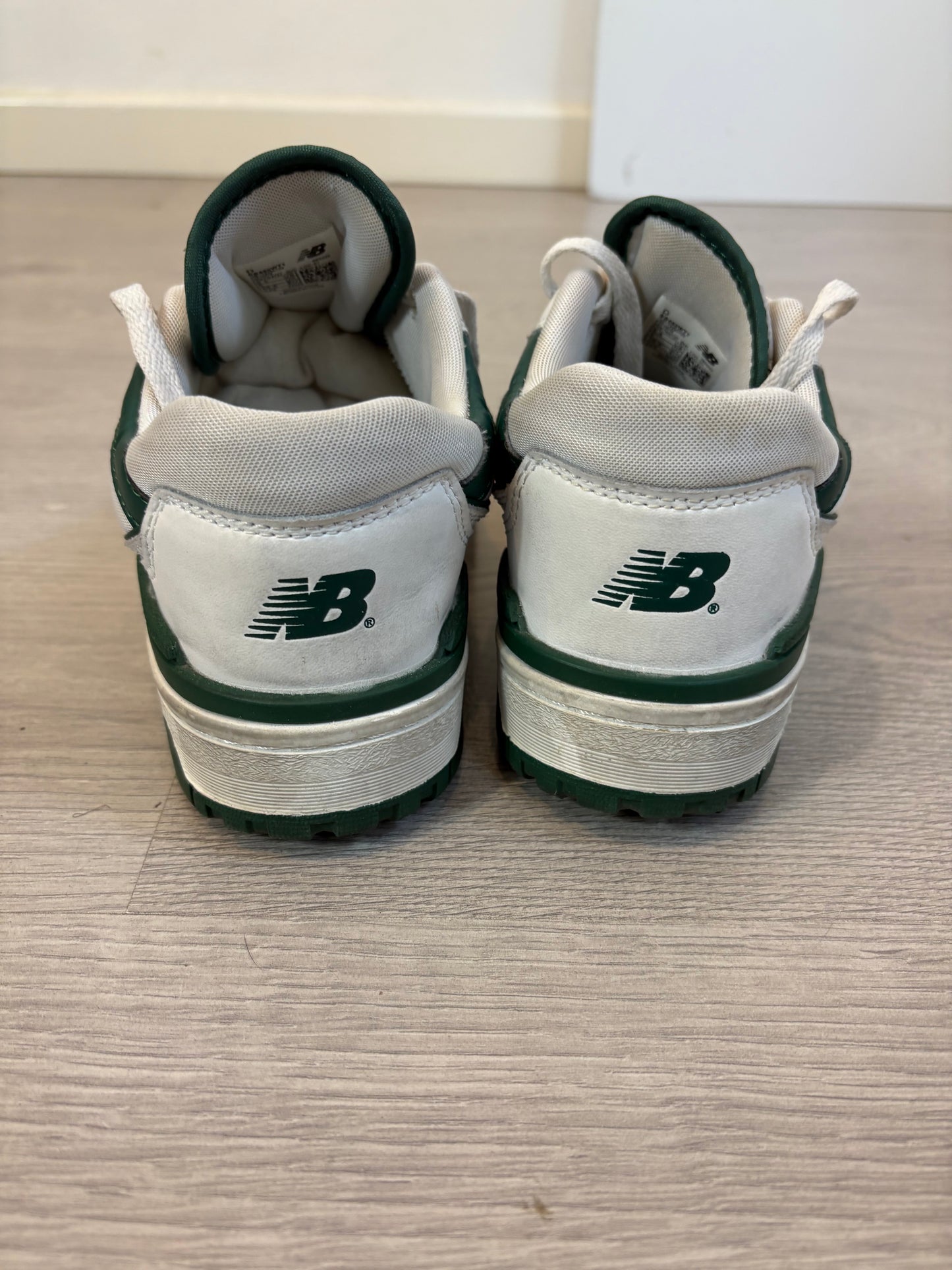 NEW BALANCE 550. Zapatillas blanca detalles verde