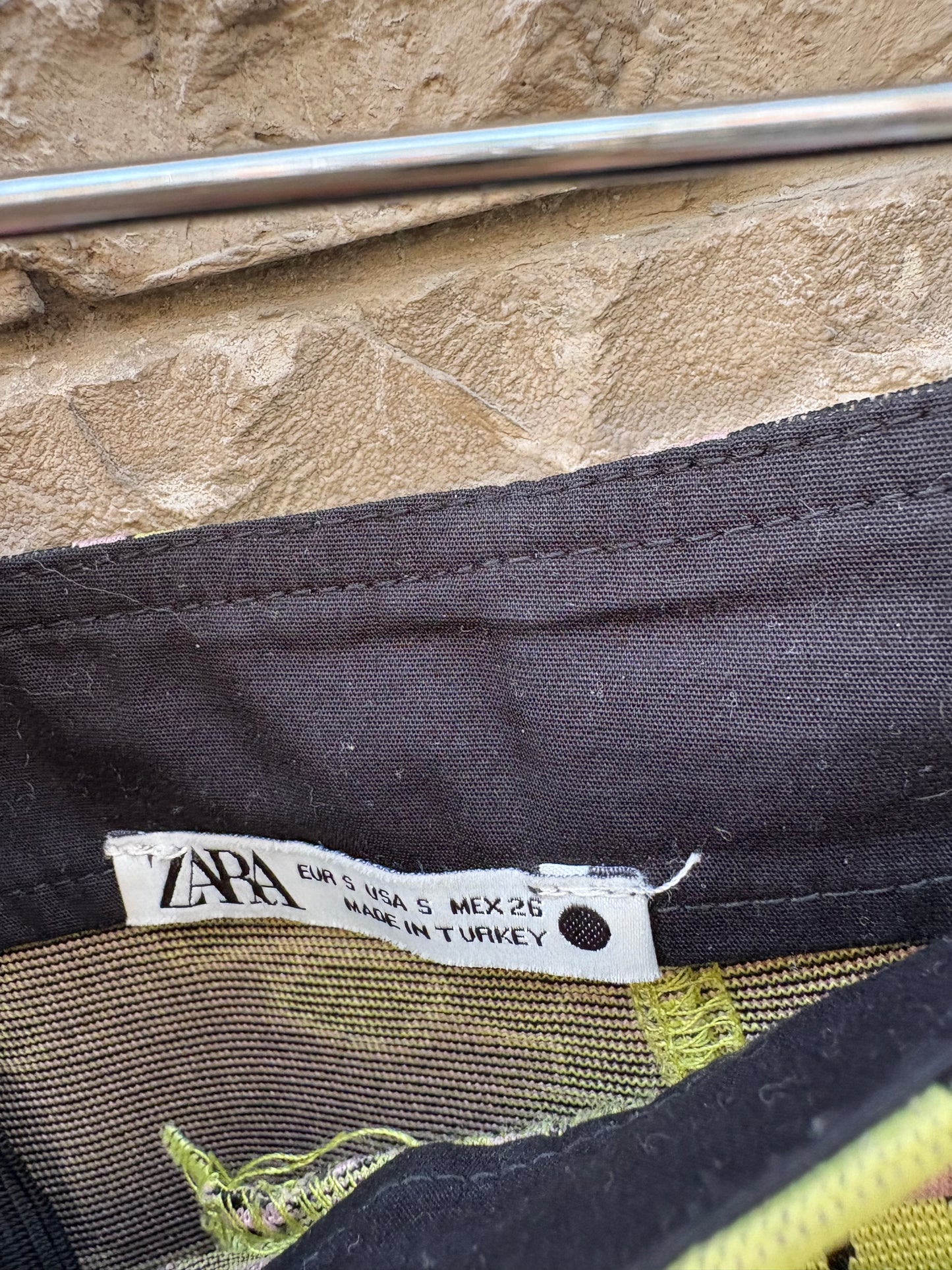 ZARA. Falda corta verde retro