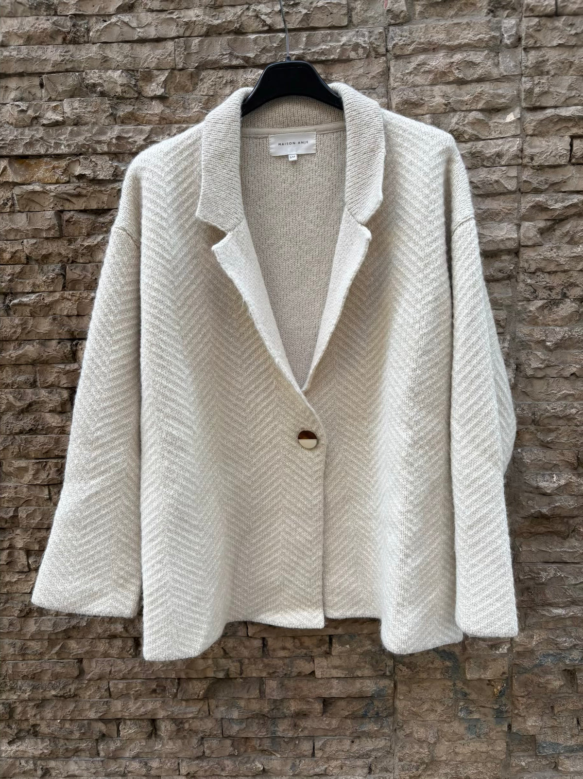 MAISON ANJE. Chaqueta beige con lana detalle botón