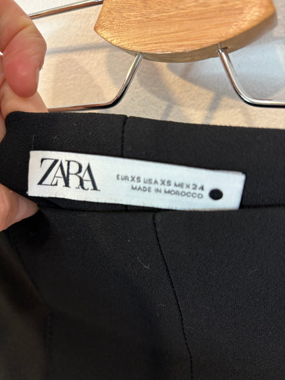 ZARA. Pantalón negro fluido