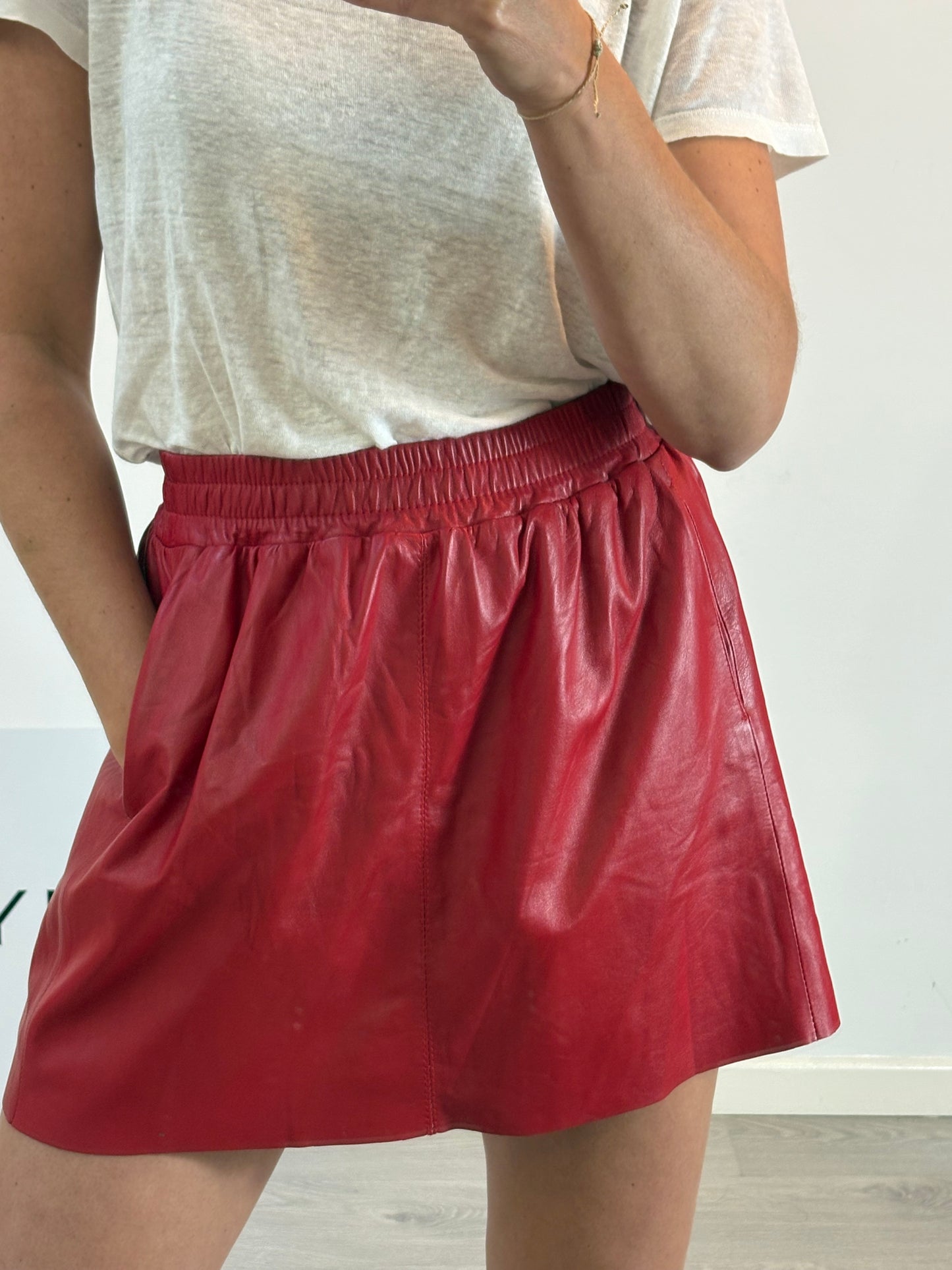 BLUGIRL BLUMARINE. falda roja piel bolsillos T.36