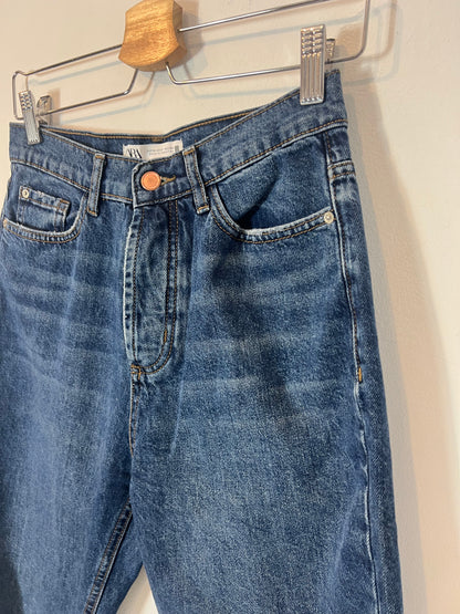 ZARA. Denim recto abotonado. T 34