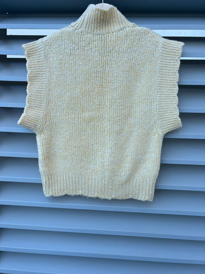 ZARA. Jersey sin mangas amarillo bordado