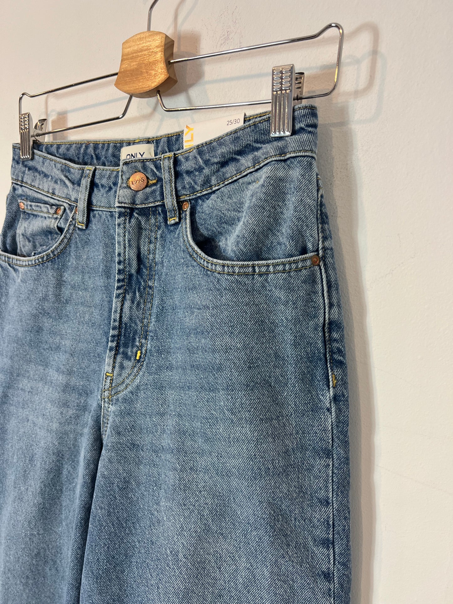 ONLY. Pantalón denim ancho  T.25(34)