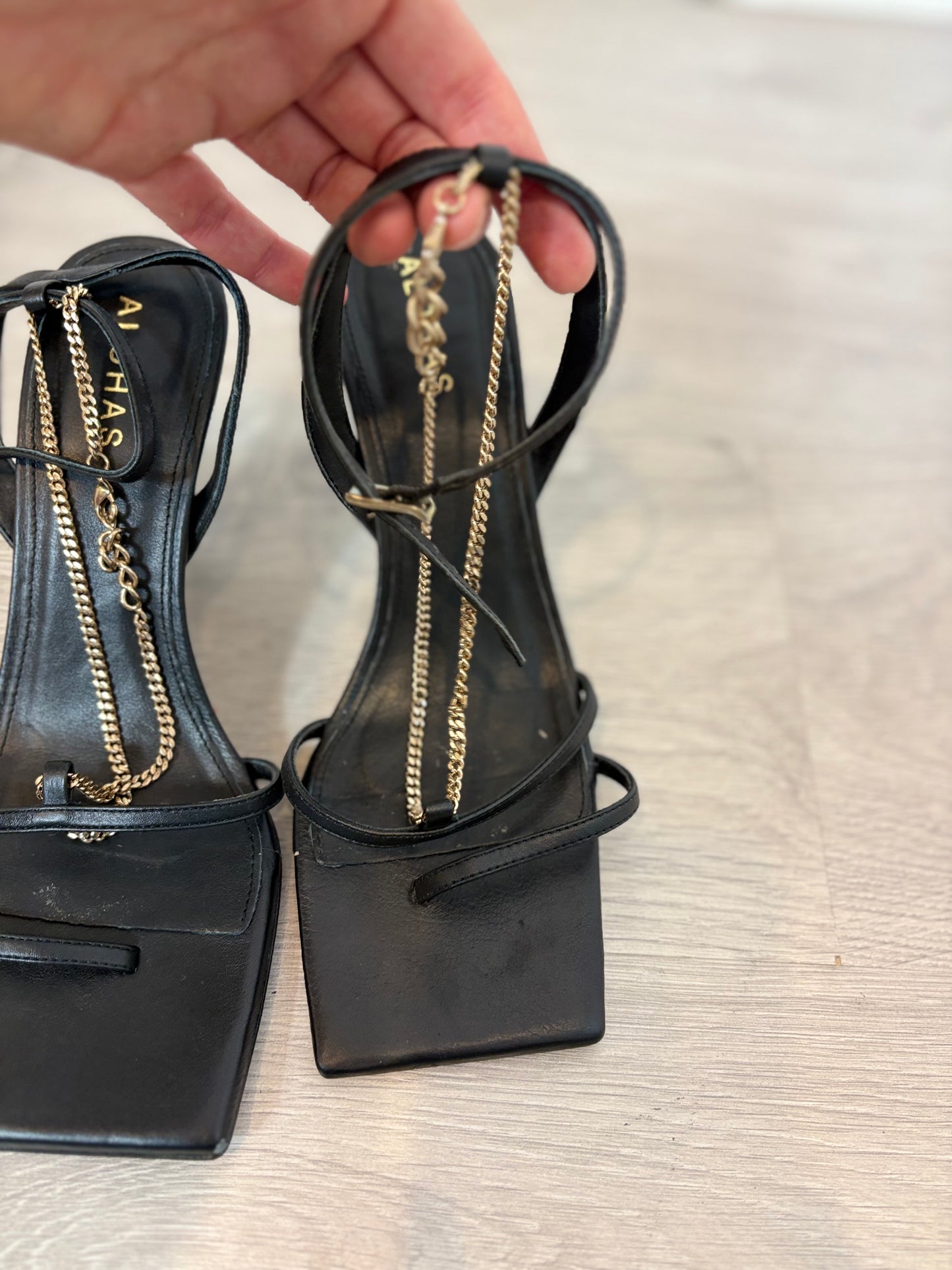 ALOHAS. Sandalia tiras piel y cadena dorada. T 38