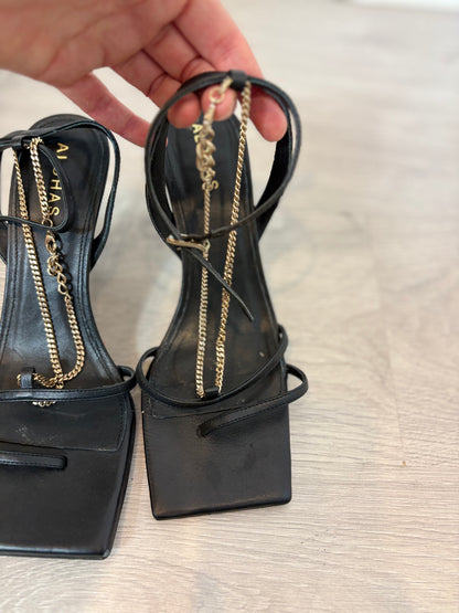 ALOHAS. Sandalia tiras piel y cadena dorada. T 38