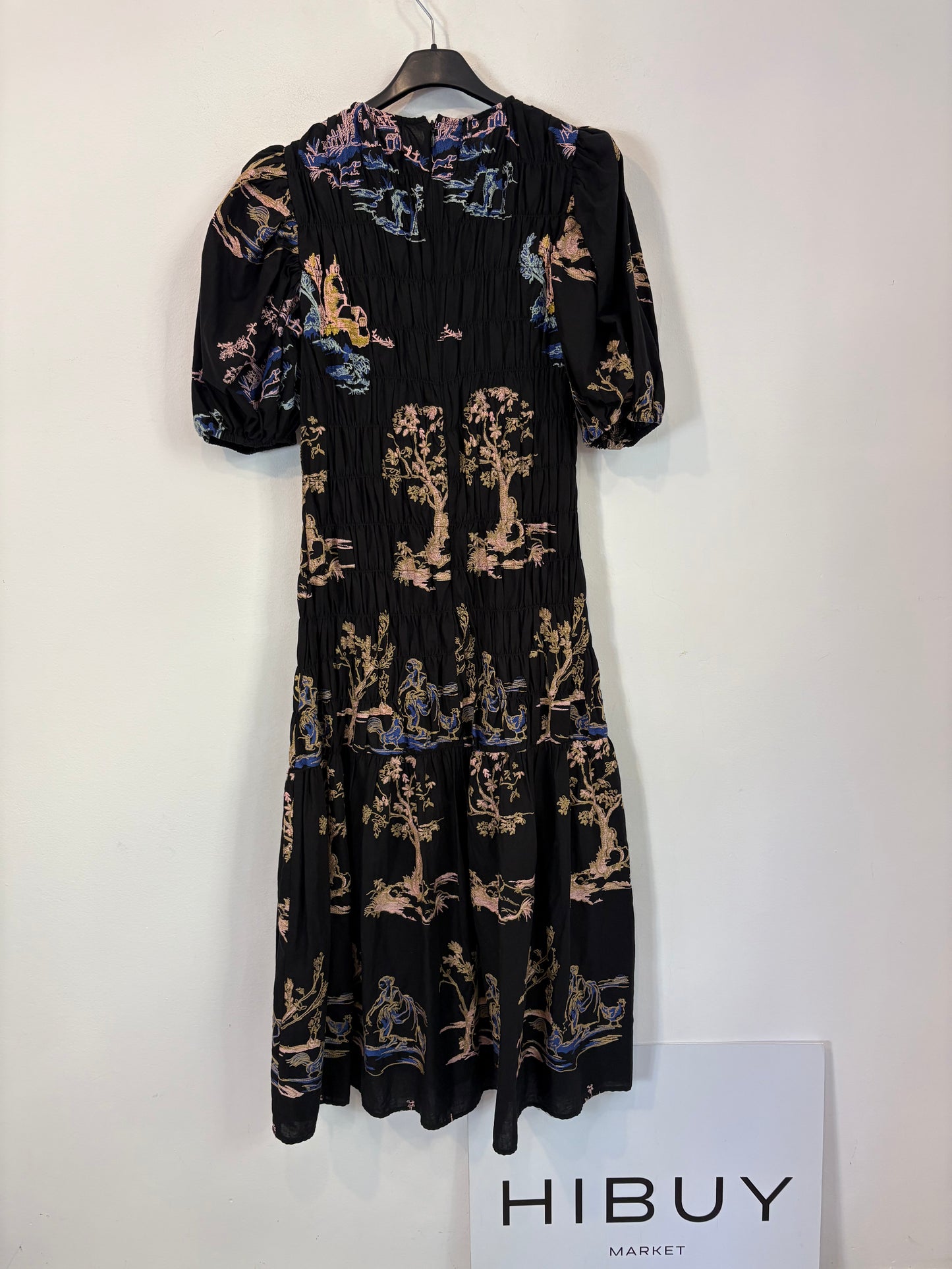 ZARA. Vestido midi negro con bordados florales
