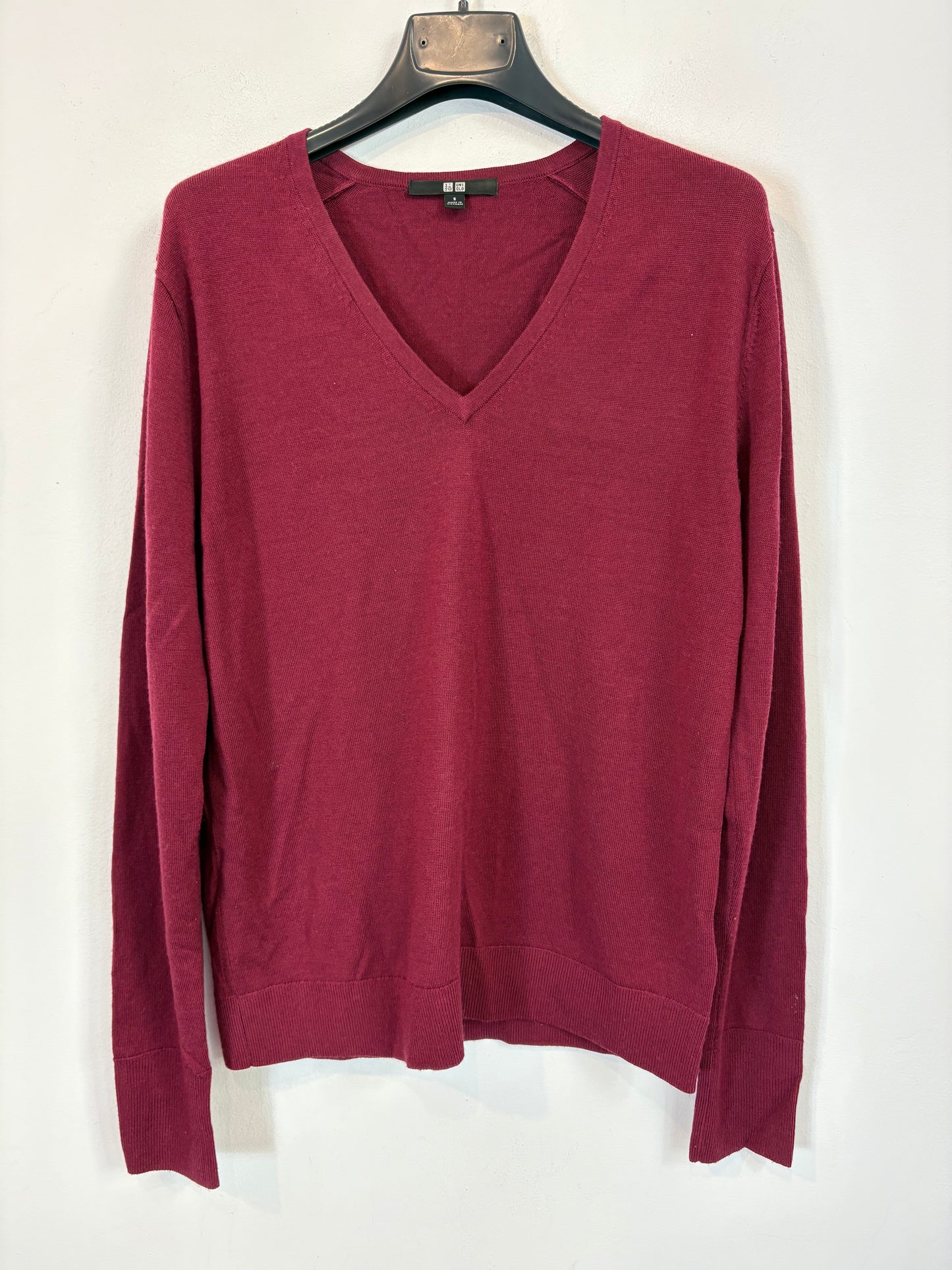 UNIQLO. Burgundy wool V-neck sweater. TS