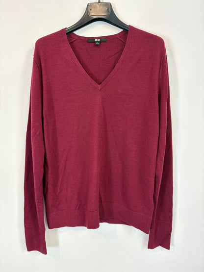 UNIQLO. Burgundy wool V-neck sweater. TS