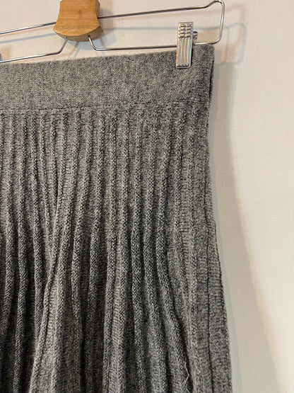 ZARA. Falda gris punto plisada