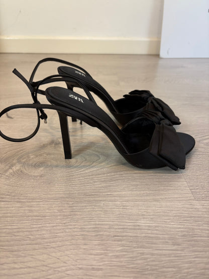 ZARA. Sandalia tacón lazo. T 38
