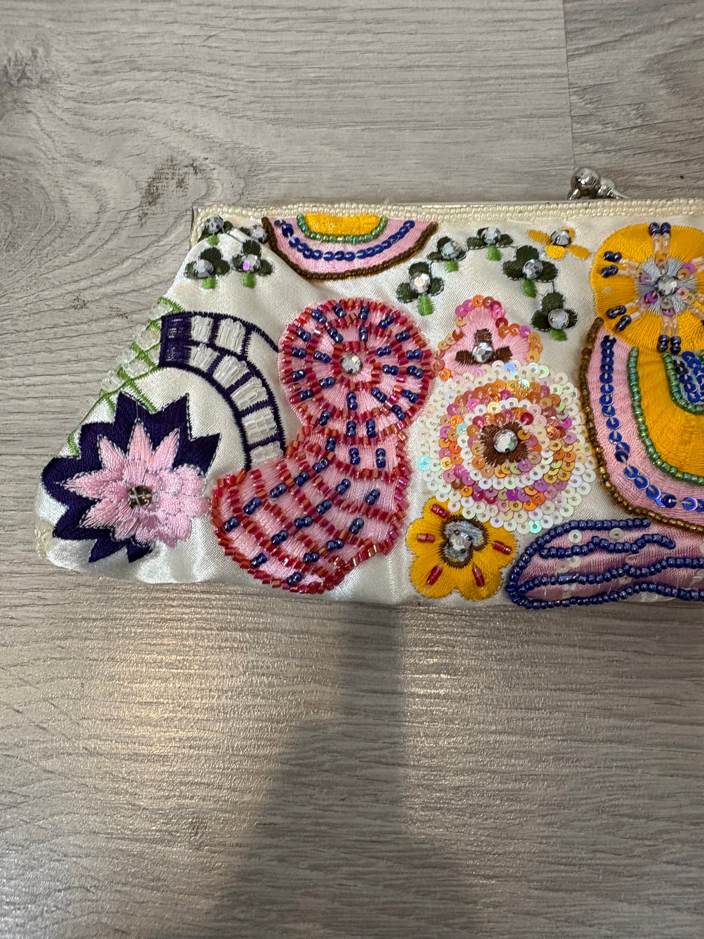 OTRAS. Bolso de mano abalorios colores