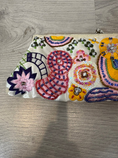 OTRAS. Bolso de mano abalorios colores