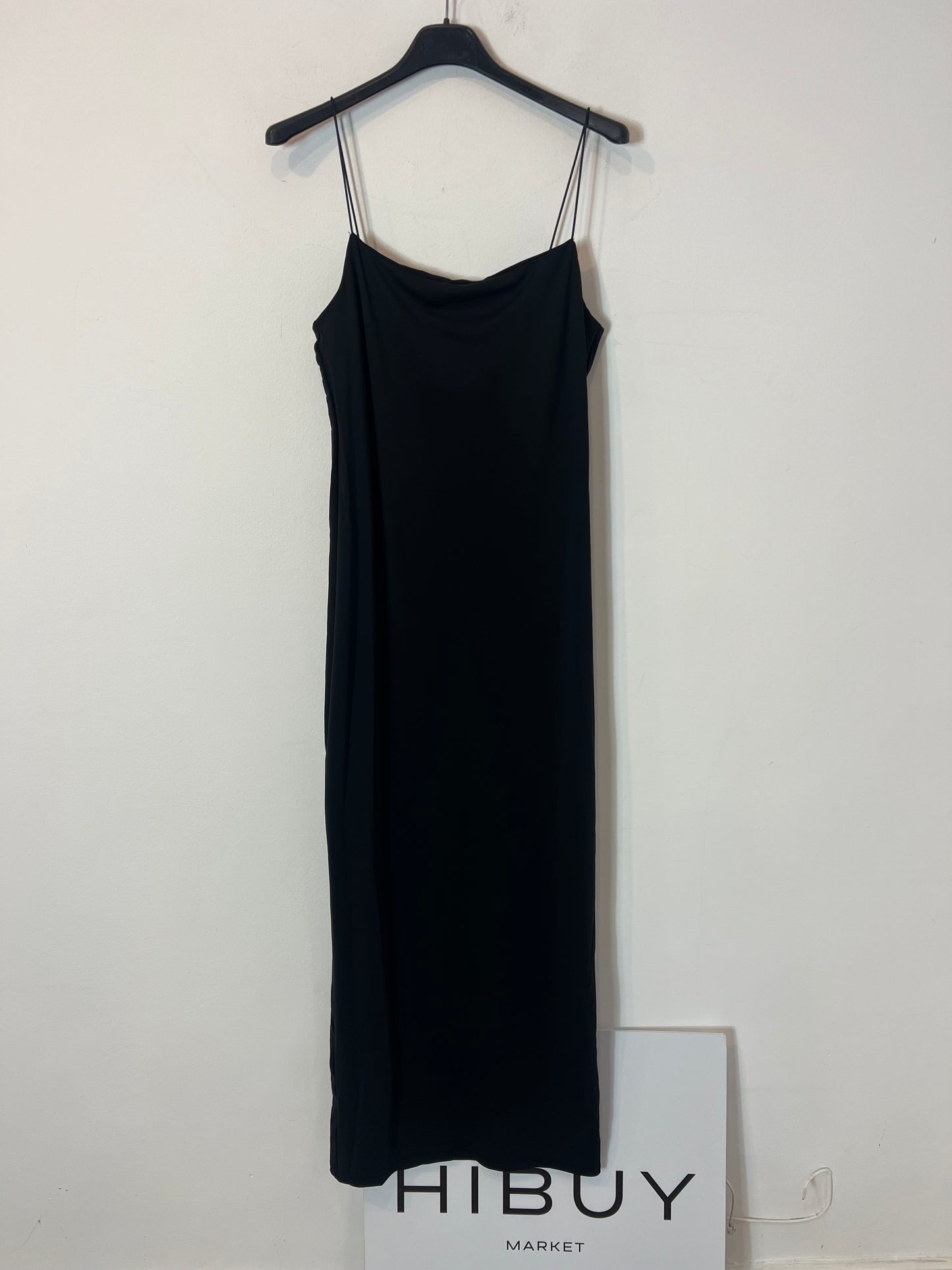 ZARA. Vestido midi negro elástico. T L