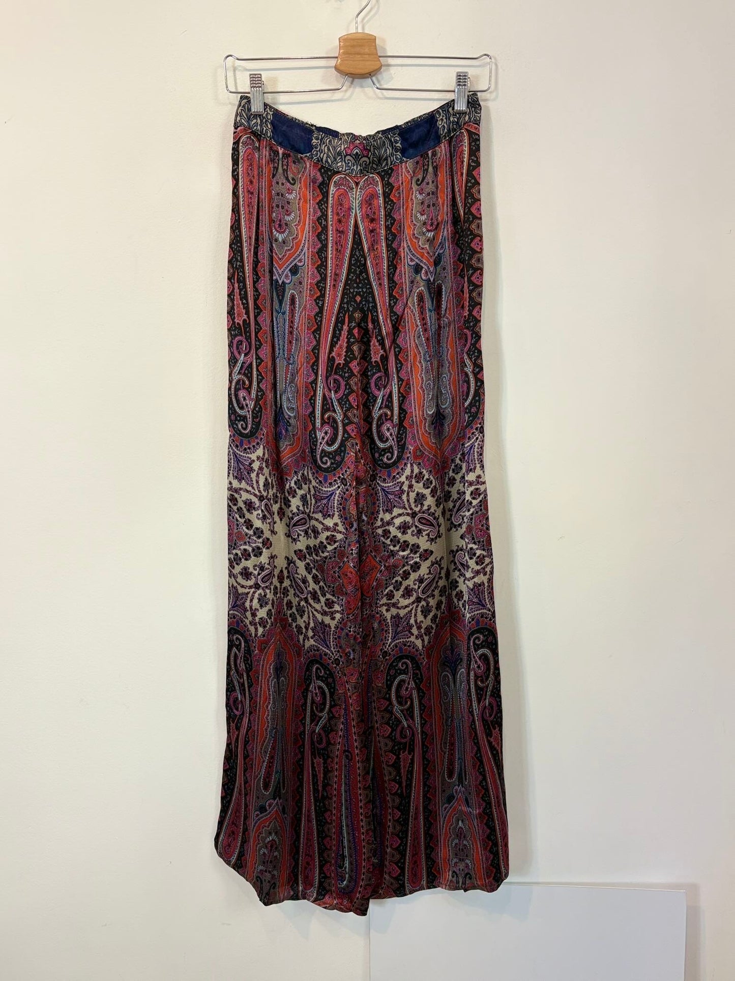 ETRO. Flowy trousers with a burgundy print. Size 36