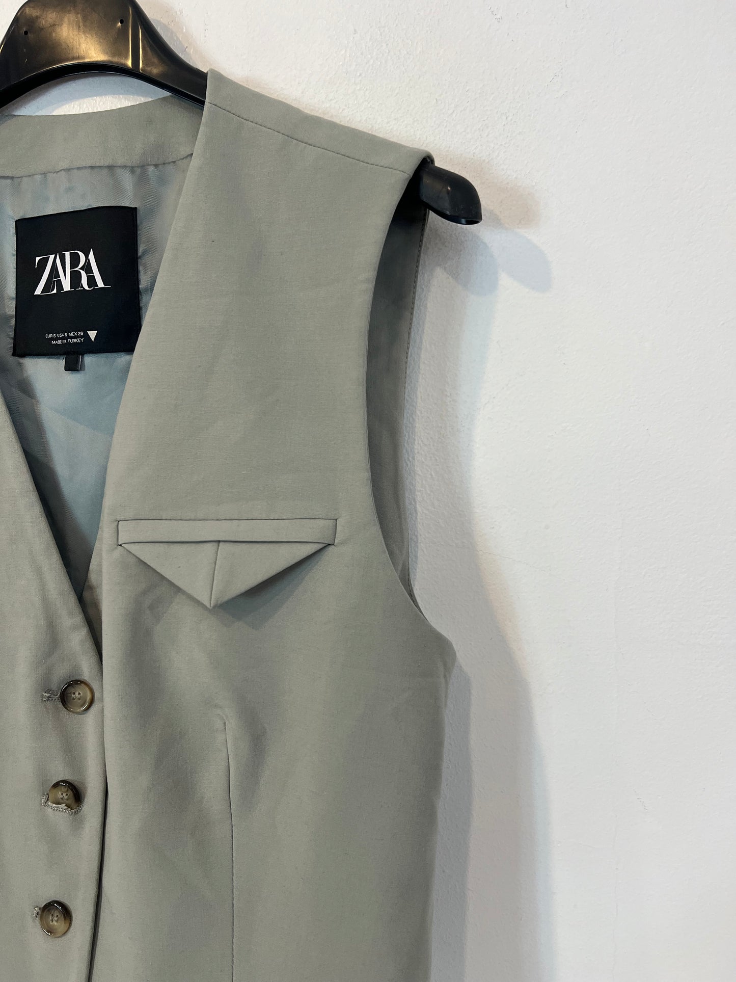 ZARA. Chaleco gris claro bolsillo