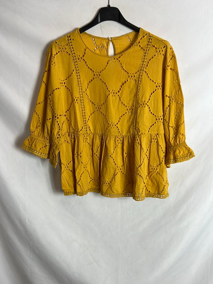 OTRAS. Blusa mostaza troquelada. TM