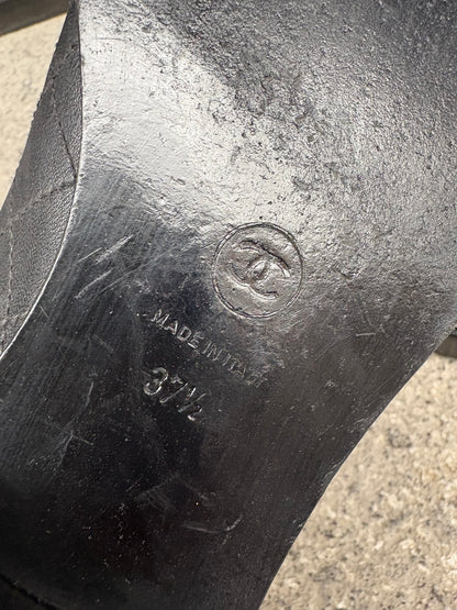 CHANEL. Zapatos Oxford negros piel