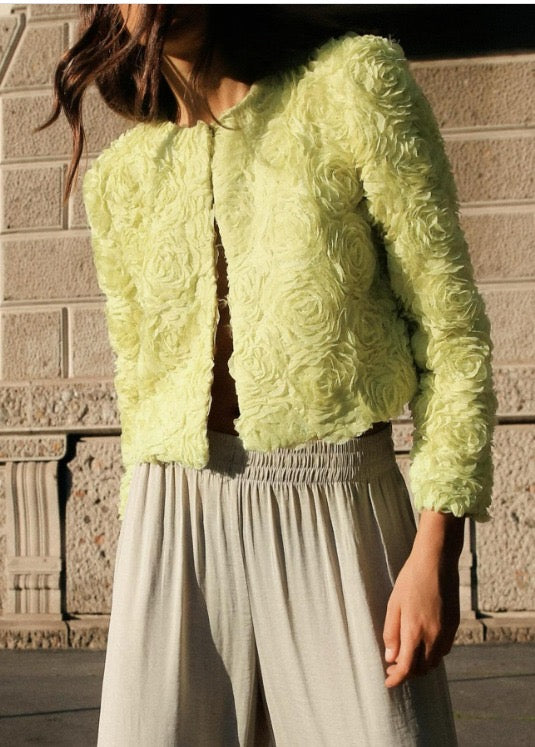 ZARA. Chaqueta cropped flores relieve
