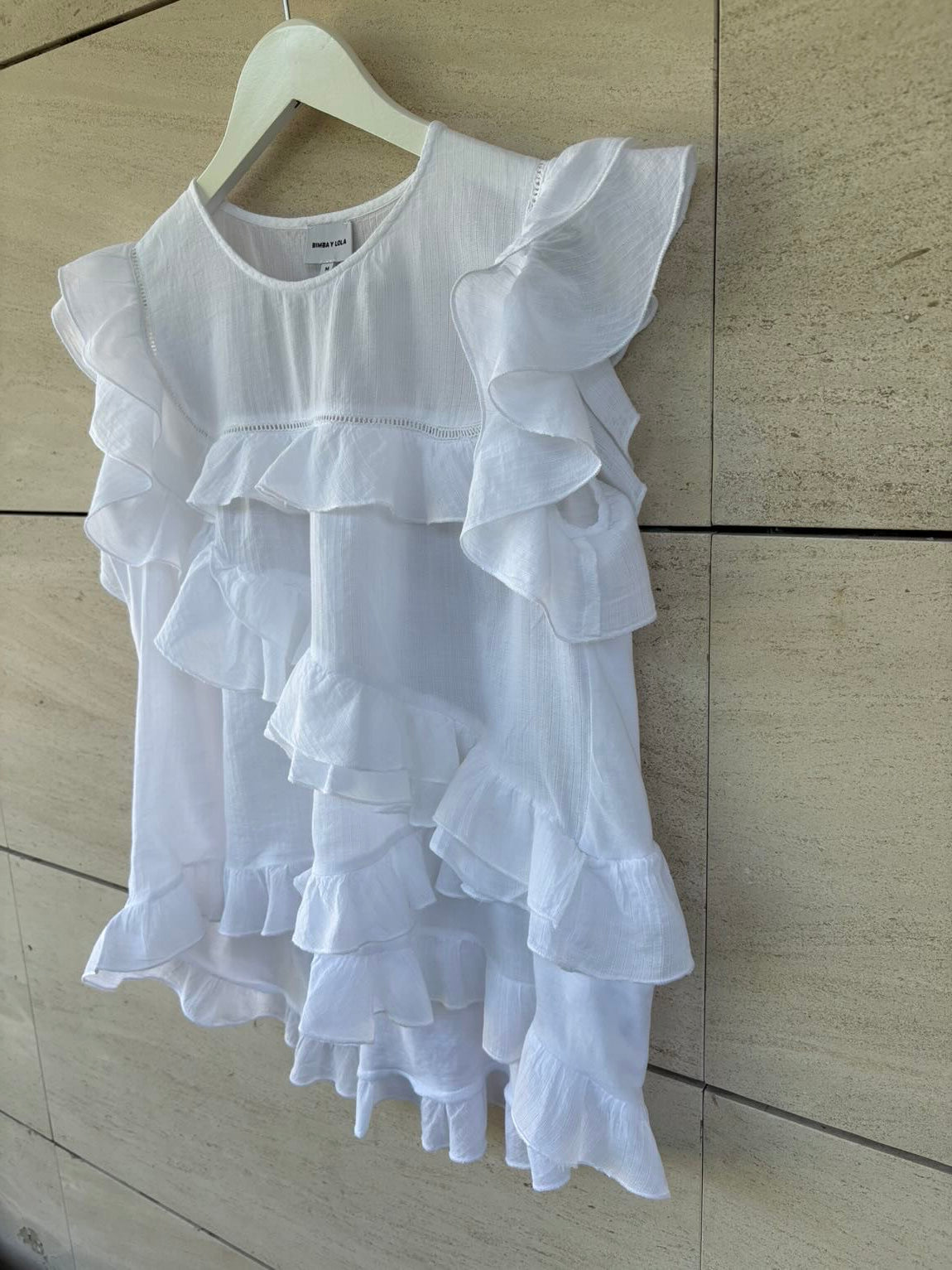 BIMBA Y LOLA. Blusa blanca volantes