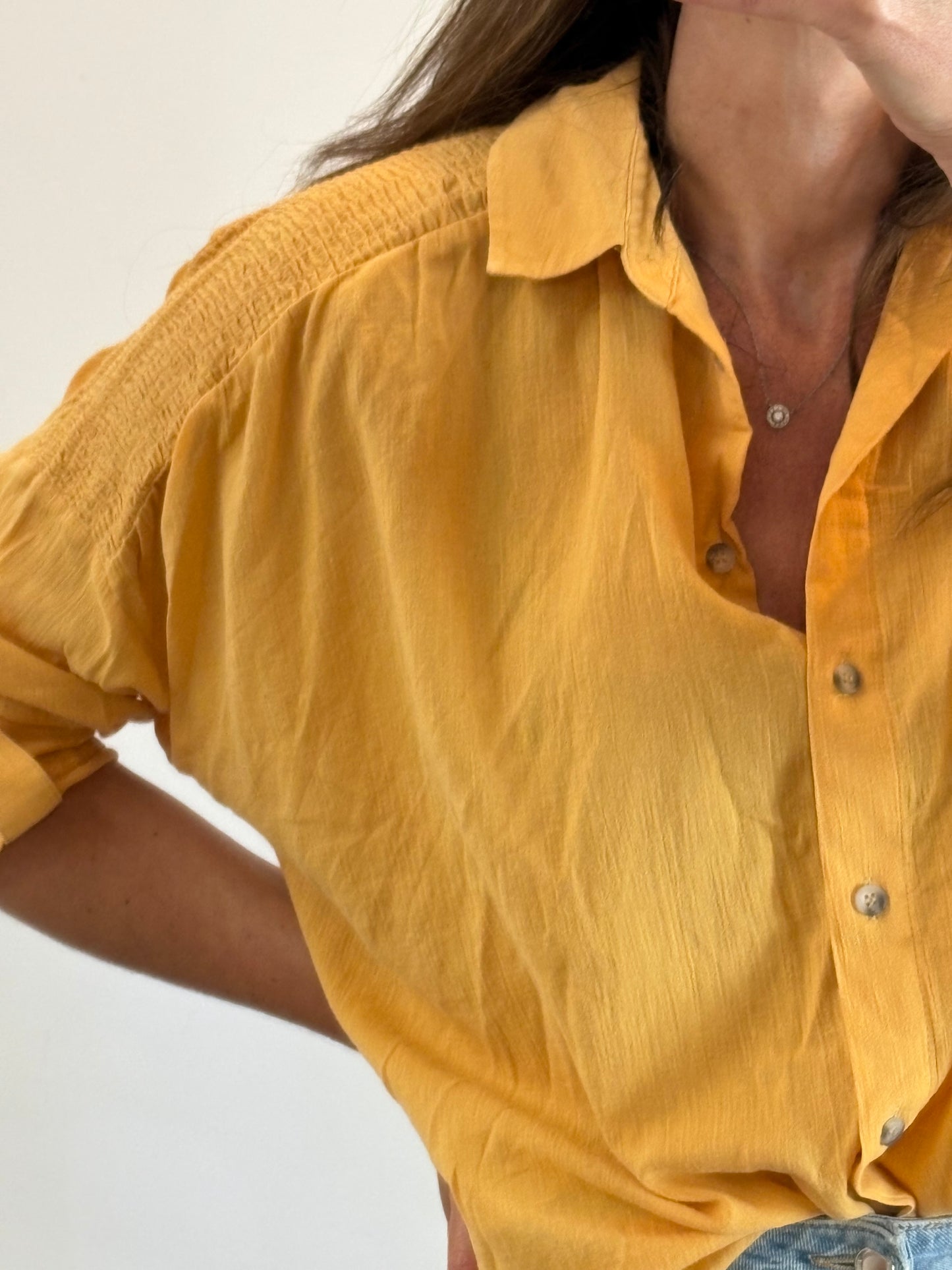 ZARA. Blusa mostaza efecto lino. T L