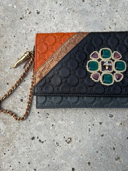V 73. ELISABETTA ARMELLIN. Pochette de cuero detalle broche