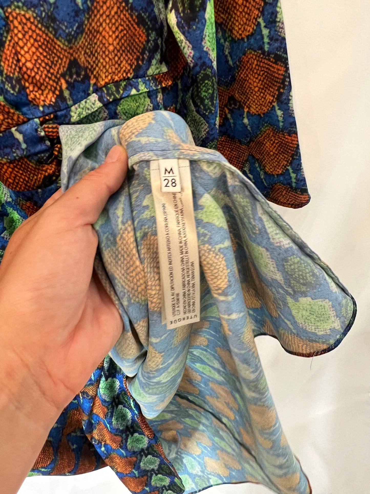 UTERQÜE. Vestido midi estampado satinado. T M