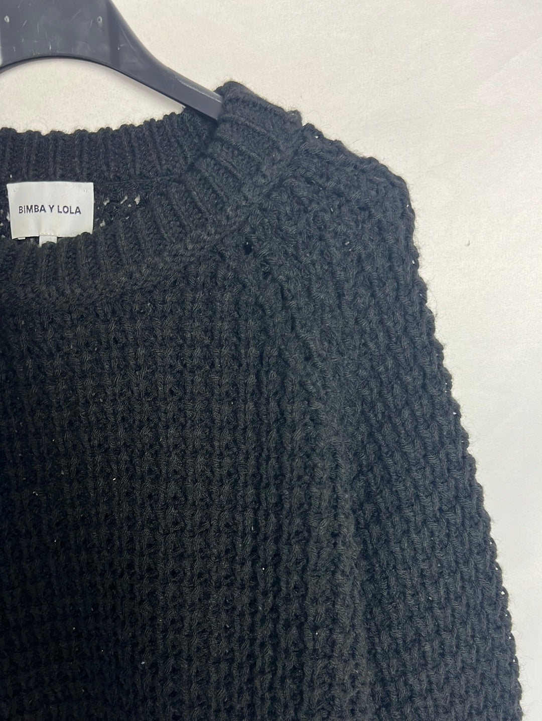 BIMBA Y LOLA. Jersey negro punto. TS