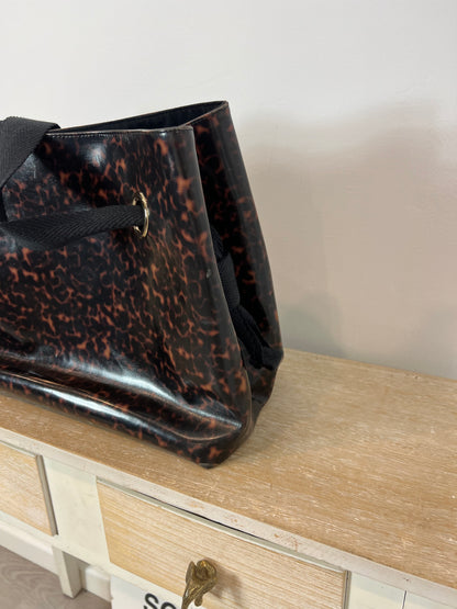 OTRAS. Bolso mediano efecto carey